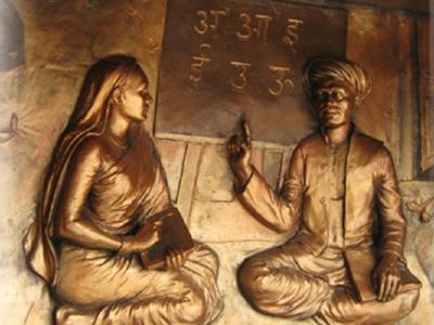 सावित्रीबाई फुले को महिलाओं और दलितों को शिक्षित करने के प्रयासों के लिए जाना जाता है।