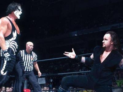 अंडरटेकर ने WWE में पहला मैच साल 1990 में खेला था।