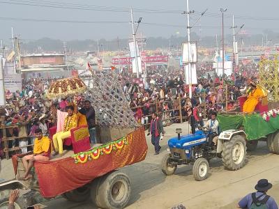 शाही स्नान को जाते अखाड़े (तस्वीर- आदित्य द्विवेदी)