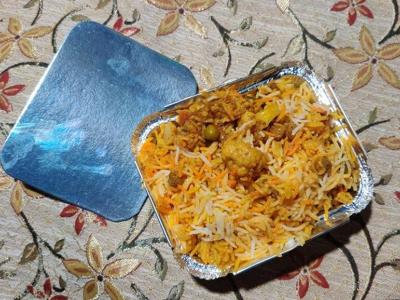 अक्षय दादर इलाके में जेके सावंत मार्ग पर अपनी स्टॉल लगाते हैं।