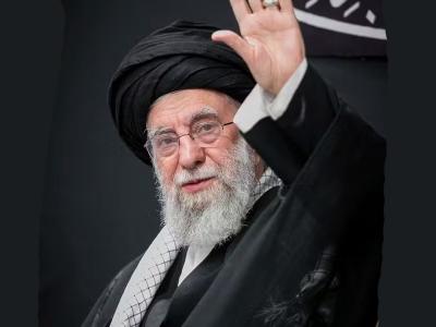 अयातुल्ला अली खामेनेई का जन्म जुलाई 1939 में उत्तर-पूर्वी ईरान के मशहद शहर में हुआ था। वह एक धार्मिक परिवार में पले-बढ़े और एक धार्मिक स्कूल में पढ़े। | ayaataulalaa-alai-khaamaenaei-kaa-janama-jaulaai-1939-maen-utatara-pauuravai-iraana-kae-masahada-sahara-maen-haua-thaa-vaha-eka-dhaaramaika-paraivaara-maen-palae-badhae-aura-eka-dhaaramaika-sakauula-maen-padhae | Latest world Photos at Lokmatnews.in