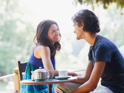 आप सामने वाले के बॉडी लैंग्वेंज से भी समझ सकते हैं कि वो आपके प्यार में हैं