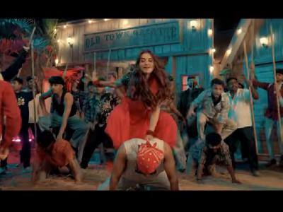 गाने में अक्षरा सिंह के ज़बरदस्त डांस मूव्स ने वीडियो को और भी खास बना दिया है। | gaanae-maen-akasaraa-sainha-kae-jabaradasata-daansa-mauuvasa-nae-vaidaiyao-kao-aura-bhai-khaasa-banaa-daiyaa-haai | Latest bhojpuri Photos at Lokmatnews.in