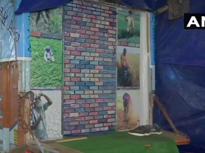 <a href='https://www.lokmatnews.in/topics/farmers-protest/'>किसान आंदोलन</a> के बीच हरप्रीत सिंह ने अपने ट्रक को अस्थाई घर में तब्दील कर दिया है।