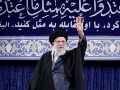 एक युवा मौलवी के रूप में, उन्होंने उस समय ईरान के US-समर्थित शासक, शाह मोहम्मद रज़ा पहलवी का कड़ा विरोध किया। अपनी राजनीतिक सक्रियता के कारण, उन्हें कई बार गिरफ्तार किया गया। | eka-yauvaa-maaulavai-kae-rauupa-maen-unahaonnae-usa-samaya-iraana-kae-us-samarathaita-saasaka-saaha-maohamamada-rajaa-pahalavai-kaa-kadaa-vairaodha-kaiyaa-apanai-raajanaitaika-sakaraiyataa-kae-kaarana-unahaen-kai-baara-gairaphataara-kaiyaa-gayaa | Latest world Photos at Lokmatnews.in