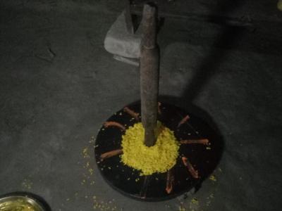 बिहार से आई इस तस्वीर में महिलाओं ने फूलों की मदद से चकले पर बेलन को खड़ा किया है।