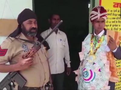 उत्तर प्रदेश के बिजनौर में शादी के बंधन में बंधन वाले दूल्हा-दुल्हन वोट डालने पहुंचे। 