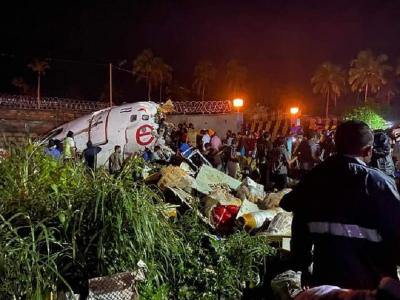 Kozhikode plane crash (फोटो सोर्स- ट्विटर) Kozhikode plane crash (फोटो सोर्स- ट्विटर)