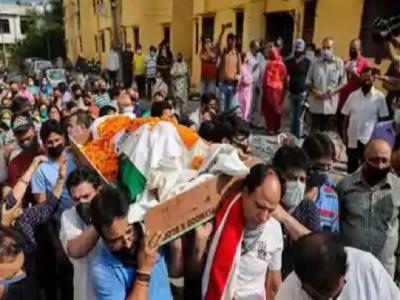 कश्मीरी पंडित सरपंच अजय पंडित के अंतमि संस्कार की तस्वीरें