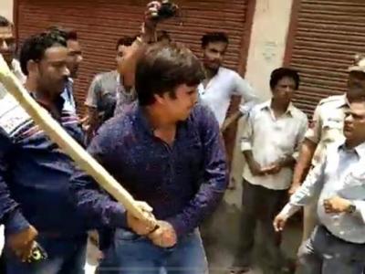 बुधवार को विधायक आकाश विजयवर्गीय ने नगर निगम अधिकारियों के साथ मारपीट की।