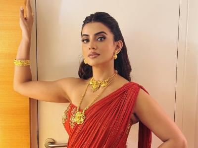 गाने की सफलता में पर्दे के पीछे काम करने वाली एक मज़बूत टीम का भी बड़ा हाथ है। इसका निर्देशन मोहित सरीन ने किया है, जबकि गाने के बोल राजा यादव ने लिखे हैं। इसके अलावा, गाने का म्यूज़िक भी बेहद जोशीला और आकर्षक है। शूटिंग के दौरान, अक्षरा सिंह ने पर्दे के पीछे के कुछ फुटेज और रिहर्सल के वीडियो भी शेयर किए थे, जिनसे साफ पता चलता है कि उन्होंने इस प्रोजेक्ट पर कितनी कड़ी मेहनत की है। | gaanae-kai-saphalataa-maen-paradae-kae-paichae-kaama-karanae-vaalai-eka-majabauuta-taima-kaa-bhai-badaa-haatha-haai-isakaa-nairadaesana-maohaita-saraina-nae-kaiyaa-haai-jabakai-gaanae-kae-baola-raajaa-yaadava-nae-laikhae-haain-isakae-alaavaa-gaanae-kaa | Latest bhojpuri Photos at Lokmatnews.in