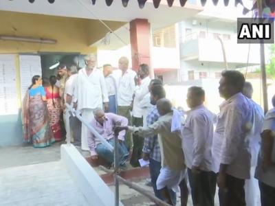 आंध्र प्रदेश में बुजुर्ग मतदाताओं ने दिखाया उत्साह।