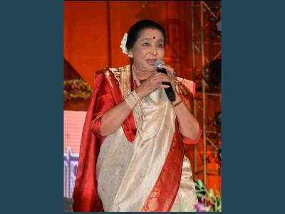 4. पिया तू अब तो आजा (कारवां - 1971): हेलन के डांस और आशा जी की 'सांसों की आवाज' वाली तकनीक ने इस गाने को उस दौर का सबसे बड़ा चार्टबस्टर बना दिया। यह गाना उनकी प्रयोगधर्मी गायकी का बेहतरीन नमूना है। | 4-paiyaa-tauu-aba-tao-ajaa-kaaravaan-1971-haelana-kae-daansa-aura-asaa-jai-kai-saansaon-kai-avaaja-vaalai-takanaika-nae-isa-gaanae-kao-usa-daaura-kaa-sabasae-badaa-caaratabasatara-banaa-daiyaa-yaha-gaanaa-unakai-parayaogadharamai-gaayakai-kaa-baehataraina | Latest bollywood Photos at Lokmatnews.in