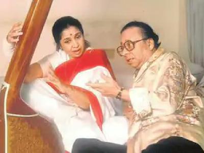 2. चुरा लिया है तुमने जो दिल को (यादों की बारात - 1973): यह एक ऐसा रोमांटिक गाना है जिसे आज भी रीमेक किया जाता है, लेकिन जो कशिश आशा जी की आवाज में थी, वह कोई और पैदा नहीं कर सका। रफी साहब के साथ उनकी जुगलबंदी ने इसे कालजयी बना दिया। | 2-cauraa-laiyaa-haai-taumanae-jao-daila-kao-yaadaon-kai-baaraata-1973-yaha-eka-aisaa-raomaantaika-gaanaa-haai-jaisae-aja-bhai-raimaeka-kaiyaa-jaataa-haai-laekaina-jao-kasaisa-asaa-jai-kai-avaaja-maen-thai-vaha-kaoi-aura-paaidaa-nahain-kara-sakaa-raphai | Latest bollywood Photos at Lokmatnews.in