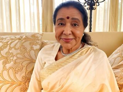 3. इन आँखों की मस्ती के (उमराव जान - 1981): खय्याम के संगीत में ढली इस गजल ने साबित कर दिया कि आशा जी सिर्फ चुलबुले या तेज गानों के लिए ही नहीं, बल्कि गंभीर और शास्त्रीय गायकी के लिए भी बेमिसाल हैं। इसके लिए उन्हें नेशनल अवॉर्ड भी मिला। | 3-ina-ankhaon-kai-masatai-kae-umaraava-jaana-1981-khayayaama-kae-sangaita-maen-dhalai-isa-gajala-nae-saabaita-kara-daiyaa-kai-asaa-jai-sairapha-caulabaulae-yaa-taeja-gaanaon-kae-laie-hai-nahain-balakai-ganbhaira-aura-saasataraiya-gaayakai-kae-laie-bhai | Latest bollywood Photos at Lokmatnews.in