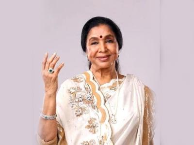 5. तन्हा तन्हा यहाँ पे जीना (रंगीला - 1995): 90 के दशक में जब ए.आर. रहमान आए, तब भी आशा भोसले की आवाज उतनी ही नई और फ्रेश लगी। 'रंगीला' के गानों ने साबित किया कि उनकी आवाज वक्त की मोहताज नहीं है और वह हर दौर के हिसाब से खुद को ढाल सकती हैं। | 5-tanahaa-tanahaa-yahaan-pae-jainaa-rangailaa-1995-90-kae-dasaka-maen-jaba-eara-rahamaana-ae-taba-bhai-asaa-bhaosalae-kai-avaaja-utanai-hai-nai-aura-pharaesa-lagai-rangailaa-kae-gaanaon-nae-saabaita-kaiyaa-kai-unakai-avaaja-vakata-kai-maohataaja-nahain | Latest bollywood Photos at Lokmatnews.in