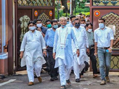 राजस्थान के मुख्यमंत्री अशोक गहलोत अपने समर्थक विधायक के साथ (फाइल फोटो)