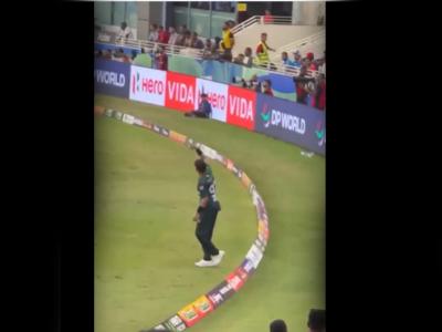 VIDEO: पाक खिलाड़ी ने मैदान में की शर्मनाक हरकत, फैन्स के सामने किया विमान दुर्घटना का इशारा; भड़के लोग