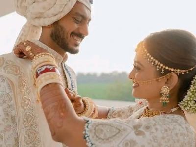 Indian cricketer Axar Patel married his long-time girlfriend Meha Patel in Vadodara - Marathi News | indian-cricketer-axar-patel-married-his-long-time-girlfriend-meha-patel-in-vadodara | Latest cricket Photos at Lokmat.com