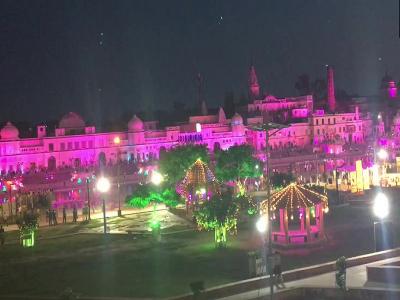 भूमिपूजन से पहले रात में जगमगाई अयोध्या (फोटो सोर्स - ANI) भूमिपूजन से पहले रात में जगमगाई अयोध्या (फोटो सोर्स - ANI)