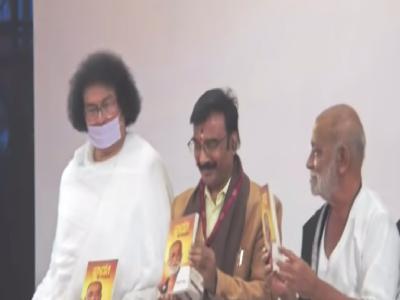 कॉफी टेबल बुक राम रसायन लोकमत मीडिया के चेयरमैन डॉ. विजय दर्डा एवं एडिटर इन चीफ राजेंद्र दर्डा के यजमानत्व में यवतमाल में 6 सितंबर से 14 सितंबर तक आयोजित संत श्री मोरारी बापू की रामकथा पर आधारित है | kaophai-taebala-bauka-raama-rasaayana-laokamata-maidaiyaa-kae-caeyaramaaina-dao-vaijaya-daradaa-evan-edaitara-ina-caipha-raajaendara-daradaa-kae-yajamaanatava-maen-yavatamaala-maen-6-saitanbara-sae-14-saitanbara-taka-ayaojaita-santa-sarai-maoraarai | Latest india Photos at Lokmatnews.in