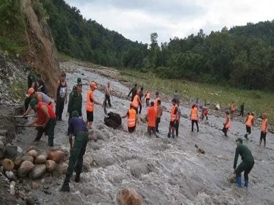 (भूटान के विदेश मंत्रालय ने नदी की सफाई करते हुए तस्वीर जारी की) (भूटान के विदेश मंत्रालय ने नदी की सफाई करते हुए तस्वीर जारी की)