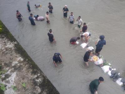 (भूटान के विदेश मंत्रालय ने नदी की सफाई करते हुए तस्वीर जारी की) (भूटान के विदेश मंत्रालय ने नदी की सफाई करते हुए तस्वीर जारी की)