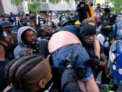 लंदन के विरोध प्रदर्शन की तस्वीर (स्त्रोत- ट्विटर) लंदन के विरोध प्रदर्शन की तस्वीर (स्त्रोत- ट्विटर)