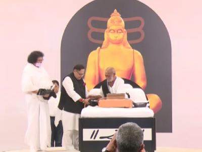 पुस्तक में रामकथा के विभिन्न प्रसंगों, मर्यादा पुरुषोत्तम के जीवन मूल्यों और मुरारी बापू की कथाओं के मुख्य अंशों को संकलित किया गया है। | pausataka-maen-raamakathaa-kae-vaibhainana-parasangaon-marayaadaa-paurausaotatama-kae-jaivana-mauulayaon-aura-mauraarai-baapauu-kai-kathaaon-kae-maukhaya-ansaon-kao-sankalaita-kaiyaa-gayaa-haai | Latest india Photos at Lokmatnews.in