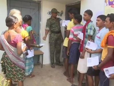 छत्तीसगढ़ के दंतेवाड़ा में बीते 9 अप्रैल को बीजेपी एमएलए भीमा मांडवी की नक्सली हमले में मौत हो गई थी, बावजूद इसके मतदान में लोगों ने बढ़-चढ़कर हिस्सा लिया। 