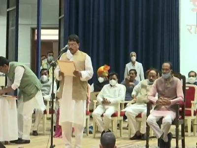 शिवराज कैबिनेट में मंत्री पद की शपथ लेते नेता