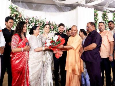 VIDEO: कुलदीप यादव की शादी की रिसेप्शन पार्टी में पहुंचे सीएम योगी, क्रिकेटर ने पैर छूकर लिया आशीर्वाद