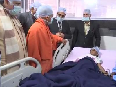 सीएम योगी आदित्यनाथ हॉस्पिटल का दौरा करते वक्त (पुरानी तस्वीर)