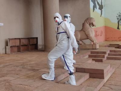 मध्य प्रदेश में कोरोना पॉजिटिव कांग्रेस विधायक कुणाल चौधरी ने भी पीपीई किट पहनकर वोट डाला। (फोटो सोर्स- एएनआई)