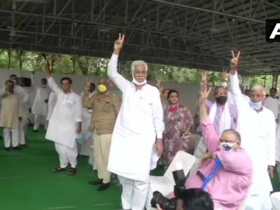 सीएम आवास पर हुई बैठक में 107 विधायक शामिल हुए थे। (फोटो सोर्स- एएनआई) सीएम आवास पर हुई बैठक में 107 विधायक शामिल हुए थे। (फोटो सोर्स- एएनआई)