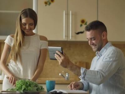 उनके मूड को अच्छा करने के लिए आप उनकी पसंद का खाना भी बना सकती हैं उनके मूड को अच्छा करने के लिए आप उनकी पसंद का खाना भी बना सकती हैं