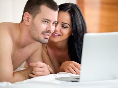 पार्टनर से रिश्ता मजबूत करने के लिए उनसे हर मुद्दे पर खुल कर बात करनी चाहिए