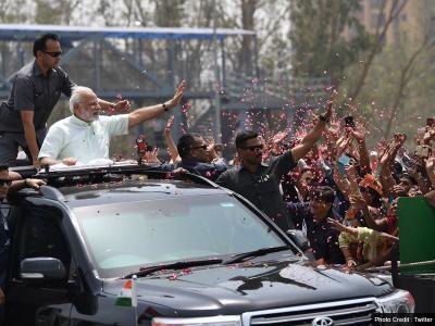 इस दौरान उनके साथ दूसरी गाड़ी में केंद्रीय मंत्री नितिन गडकरी भी मौजूद थे। | isa-daauraana-unakae-saatha-dauusarai-gaadai-maen-kaendaraiya-mantarai-naitaina-gadakarai-bhai | Latest india Photos at Lokmatnews.in