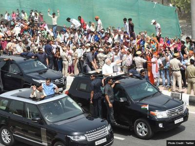 प्रधानमंत्री का 'रोड शो' भीषण गर्मी में निजामुद्दीन ब्रिज से शुरू हुआ। | paradhaanamantarai-kaa-raoda-sao-bhaisana-garamai-maen-naijaamaudadaina-baraija-sae-saurauu-haua | Latest india Photos at Lokmatnews.in