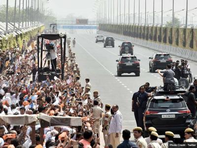 इस दौरान सड़क परिवहन, राजमार्ग और पोत परिवहन मंत्री नितिन गडकरी, यूपी सीएम योगी आदित्यनाथ और हरियाणा सीएम मनोहरलाल खट्टर भी मौजू | isa-daauraana-sadaka-paraivahana-raajamaaraga-aura-paota-paraivahana-mantarai-naitaina-gadakarai | Latest india Photos at Lokmatnews.in