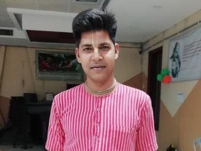 आध्यात्मिक उन्नति के पथ पर आगे बढ़कर धनंजय आज हंसी-खुशी जीवन जी रहे हैं।