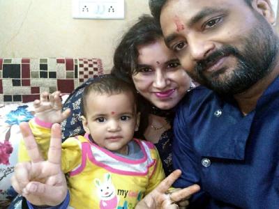 धनिष्ठा अपने माता-पिता के साथ (फाइल फोटो)