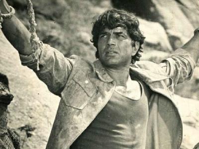 4- 'चुपके चुपके'- ऋषिकेश मुखर्जी की 1975 की कॉमेडी फ़िल्म 'चुपके चुपके' में धर्मेंद्र की ज़बरदस्त कॉमिक टाइमिंग दिखाई गई थी। प्रोफ़ेसर परिमल त्रिपाठी का रोल करते हुए, जो ड्राइवर बनने का नाटक करते हैं, उन्होंने हर सीन में बच्चन जैसा कमाल किया। फ़िल्म ने धर्मेंद्र का एक ऐसा हल्का-फुल्का पहलू दिखाया जो दर्शकों ने पहले ज़्यादा नहीं देखा था, जिससे यह साबित होता है कि वह सिर्फ़ एक्शन से कहीं ज़्यादा थे। फ़िल्म में जया बच्चन भी थीं। | 4-caupakae-caupakae-rsaikaesa-maukharajai-kai-1975-kai-kaomaedai-phailama-caupakae-caupakae-maen-dharamaendara-kai-jabaradasata-kaomaika-taaimainga-daikhaai-gai-thai-paraophaesara-paraimala-taraipaathai-kaa-raola-karatae-haue-jao-daraaivara-bananae-kaa | Latest bollywood Photos at Lokmatnews.in 4- 'चुपके चुपके'- ऋषिकेश मुखर्जी की 1975 की कॉमेडी फ़िल्म 'चुपके चुपके' में धर्मेंद्र की ज़बरदस्त कॉमिक टाइमिंग दिखाई गई थी। प्रोफ़ेसर परिमल त्रिपाठी का रोल करते हुए, जो ड्राइवर बनने का नाटक करते हैं, उन्होंने हर सीन में बच्चन जैसा कमाल किया। फ़िल्म ने धर्मेंद्र का एक ऐसा हल्का-फुल्का पहलू दिखाया जो दर्शकों ने पहले ज़्यादा नहीं देखा था, जिससे यह साबित होता है कि वह सिर्फ़ एक्शन से कहीं ज़्यादा थे। फ़िल्म में जया बच्चन भी थीं। | 4-caupakae-caupakae-rsaikaesa-maukharajai-kai-1975-kai-kaomaedai-phailama-caupakae-caupakae-maen-dharamaendara-kai-jabaradasata-kaomaika-taaimainga-daikhaai-gai-thai-paraophaesara-paraimala-taraipaathai-kaa-raola-karatae-haue-jao-daraaivara-bananae-kaa | Latest bollywood Photos at Lokmatnews.in