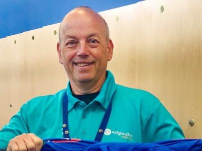 कैसे धोनी ने ट्रक चालक एंड्रयू साइम्स के 50वें जन्मदिन को खास बनाया, जानें गिफ्ट में क्या दिए...