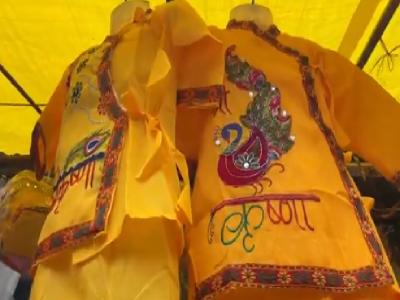  नई दिल्ली रेलवे स्टेशन के पास स्थित, पहाड़गंज थोक खरीदारी का केंद्र है। आपको हस्तशिल्प, कपड़े और अन्य सामान बहुत कम दामों पर मिल सकते हैं। यह बाज़ार जन्माष्टमी पर अपने घर और मंदिर को सजाने के लिए अनोखी, हस्तनिर्मित वस्तुएँ खोजने के लिए एक बेहतरीन जगह है। | nai-dailalai-raelavae-sataesana-kae-paasa-sathaita-pahaadaganja-thaoka-kharaidaarai-kaa-kaendara-haai-apakao-hasatasailapa-kapadae-aura-anaya-saamaana-bahauta-kama-daamaon-para-maila-sakatae-haain-yaha-baajaara-janamaasatamai-para-apanae-ghara-aura | Latest spirituality Photos at Lokmatnews.in