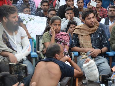 19 नवंबर को जेएनयू में प्रेस कॉन्फ्रेंस के दौरान अपनी चोट दिखाते छात्र 19 नवंबर को जेएनयू में प्रेस कॉन्फ्रेंस के दौरान अपनी चोट दिखाते छात्र