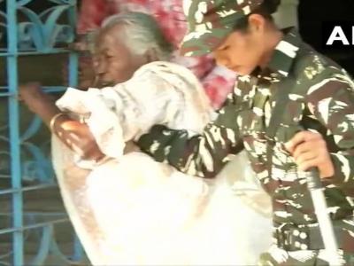 पश्चिम बंगाल के कूचबिहार में एक बुजुर्ग महिला कुछ इस तरह से वोट करने पहुंची।