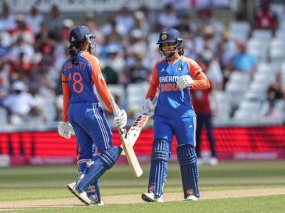 ENG-W vs IND-W 1st T20I: 14 चौके-3 छक्के की मदद से 51 गेंद में शतक, इंग्लैंड बॉलर पर टूट पड़ीं स्मृति मंधाना
