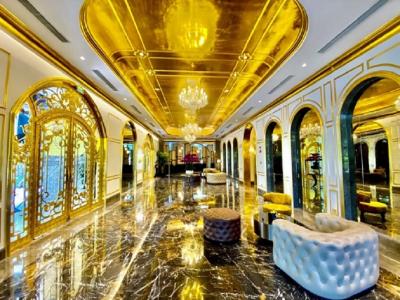 सोने से बना एक होटल (फोटो- सोशल मीडिया) सोने से बना एक होटल (फोटो- सोशल मीडिया)