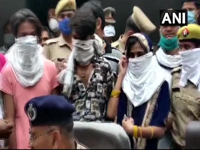 गिरफ्तारी के बाद चारों आरोपी (तस्वीर- ANI) गिरफ्तारी के बाद चारों आरोपी (तस्वीर- ANI)